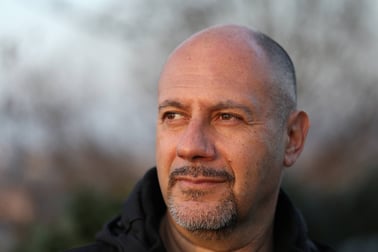 Maailmalavade bariton Marco Camastra õpetab Tallinnas ooperilauljaid üle maailma